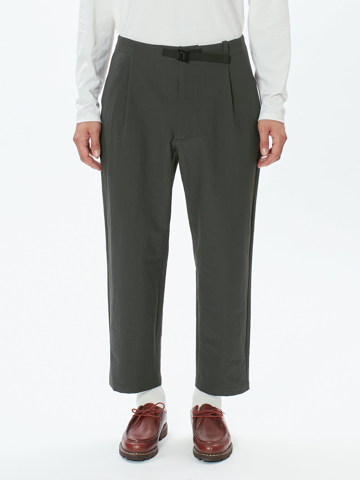 One Tuck Tapered Ankle Pants